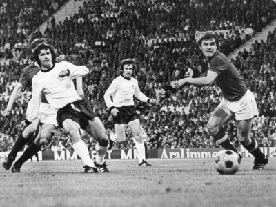 Na archívnej snímke z 26. mája 1972 futbalista Nemeckej spolkovej republiky Gerd Müller (vľavo) strieľa gól na 1:0 proti Sovietskemu zväzu v medzinárodnom futbalovom zápase, ktorý sledovalo 80-tisíc divákov na novootvorenom Olympijskom štadióne v Mníchove.