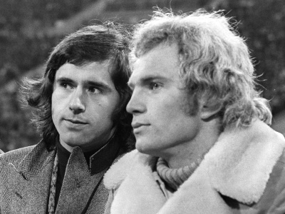 Na archívnej snímke zo 14. februára 1973 futbalisti Nemeckej spolkovej republiky Gerd Müller (vľavo) a Uli Hoeneß sú na Olympijskom štadióne v Mníchove.