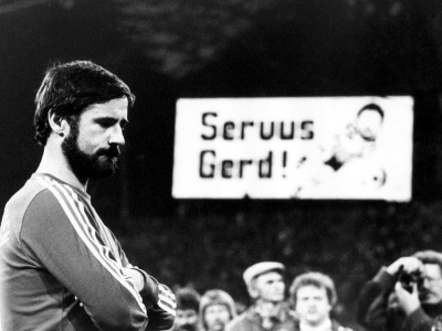 Na archívnej snímke z 20. septembra 1983 nápis Servus, Gerd je na výsledkovej tabuli na Olympijskom štadióne v Mníchove, kde nemecký futbalový reprezentant a hráč Bayernu Mníchov Gerd Müller ukončil svoju športovú kariéru.