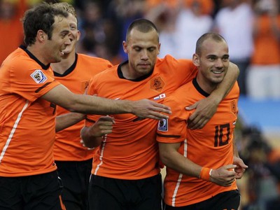 Sneijder (10) sa raduje so spoluhráčmi