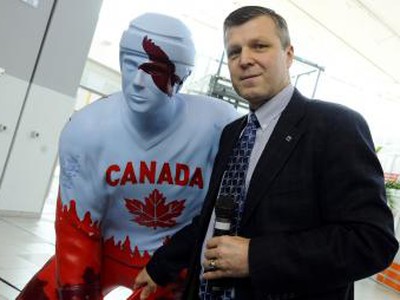 Socha kanadského hokejistu a Peter Šťastný