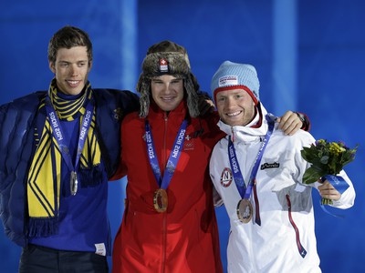 Marcus Hellner (striebro) Dario Cologna (zlato) a Martin Johnsrud Sundby (bronz) v skiatlone