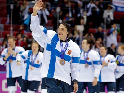 Šťastná fínska legenda Teemu Selänne oslavuje zisk bronzovej medaily