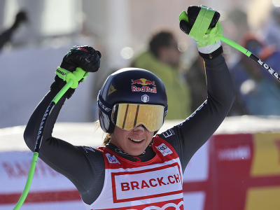 Talianka Sofia Goggiová sa teší v cieli zjazdu Svetového pohára alpských lyžiarok vo švajčiarskom stredisku St. Moritz 
