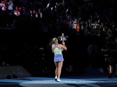 Sofia Keninová s trofejou pre víťazku Australian Open 2020