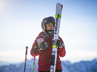 Švajčiarska lyžiarka Lara Gutová-Behramiová prichádza na prvý tréning pred začiatkom sezóny Svetového pohára 2021/2022 v alpskom lyžovaní v rakúskom lyžiarskom stredisku Sölden