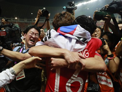 Son Hung-min sa podieľal na veľkom triumfe kórejskych futbalistov