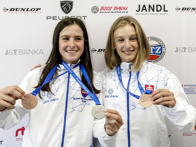 Na snímke slovenské tenistky zľava Mia Pohánková a Soňa Depešová pózujú s bronzovými a striebornou medailou počas tlačovej konferencie Slovenského tenisového zväzu (STZ) v Bratislave v pondelok 25. júla 2022. 