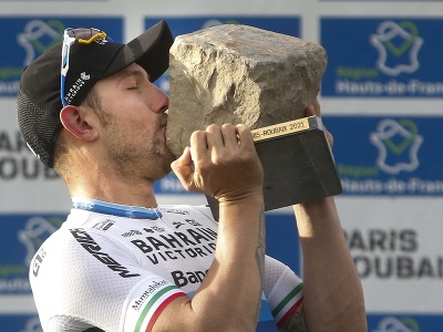 Taliansky cyklista Sonny Colbrelli bozkáva trofej po jeho víťazstve pretekov 118. ročníka monumentu Paríž - Roubaix