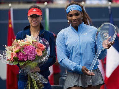 Sorana Cirsteová a Serena Williamsová pri odovzdávaní trofejí 