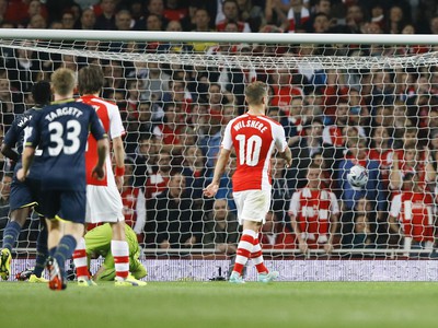 Dusan Tadič (11) oslavuje gól do siete Arsenalu