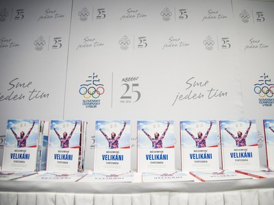 Záber Z krstu publikácie o olympijských medailistoch v ére samostatnosti Slovenskej republiky s názvom Naši olympijskí velikáni štvrťstoročia počas slávnostného zhromaždenia k 25. výročiu ustanovenia Slovenského olympijského výboru
