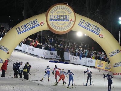 Na snímke lyžiarky na trati v semifinále šprintu žien voľne v behu na lyžiach na Svetovom pohári v estónskom Talline