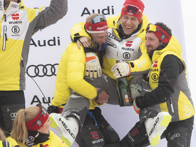 Na snímke uprostred Jürgen Graller, tréner  nemeckej lyžiarky Leny Dürrovej oslavuje na pódiu jej prvé víťazstvo vo svetovom pohári po 2. kole slalomu žien Svetového pohára v alpskom lyžovaní v českom Špindlerovom Mlyne 
