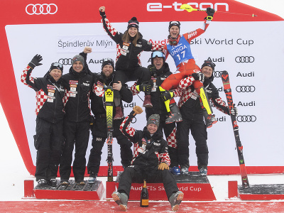 Na snímke chorvátsky tím, vpravo hore Zrinka Ljutičová (obsadila 3. miesto) a vľavo Leona Popovičová oslavujú na pódiu po 2. kole slalomu žien Svetového pohára v alpskom lyžovaní v českom Špindlerovom Mlyne