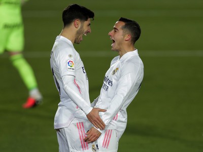 Marco Asensio a Lucas Vázquez oslavujú gól Realu