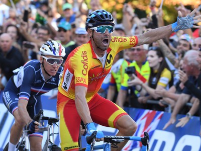 Na snímke španielsky cyklista Alejandro Valverde oslavuje v cieli titul majstra sveta
