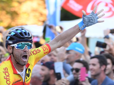 Na snímke španielsky cyklista Alejandro Valverde oslavuje v cieli titul majstra sveta