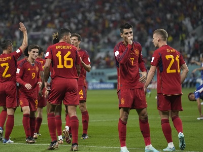 Španielsky futbalista Álvaro Morata (druhý vpravo) so spoluhráčmi oslavuje vedúci gól Španielska
