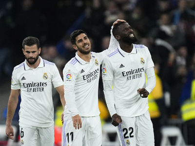 Hráč Realu Madrid Antonio Rudiger (vpravo) oslavuje po góle, ktorý neskôr neuznali