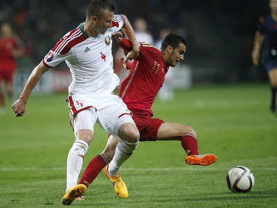 Bielorus Igor Shitov (vľavo) v súboji o loptu so Španielom Pedrom Rodriguezom