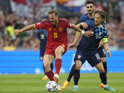 Fabián Ruiz (v červenom) a Luka Modrič v súboji o loptu