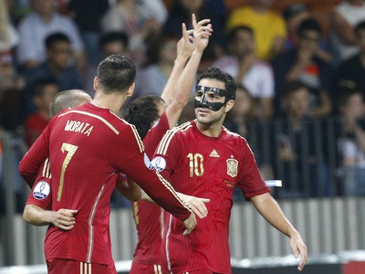 Španielski futbalisti oslavujú gól Davida Silvu