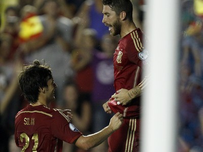 Sergio Ramos a David Silva oslavujú gól Španielska