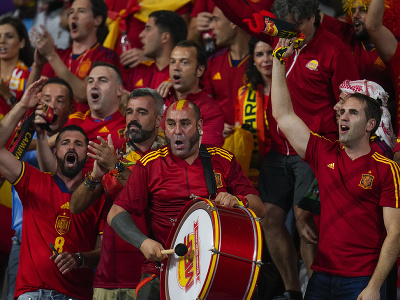 Španielski fanúšikovia vykrikujú pred zápasom základnej E-skupiny Japonsko - Španielsko