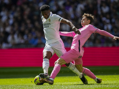 Futbalista Realu Madrid Aurelien Tchouaméni (vľavo) a hráč Espanyolu Jose Carlos Lazo bojujú o loptu