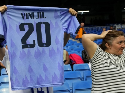 Fanúšik drží dres s číslom brazílskeho futbalistu Viniciusa Juniora z Realu Madrid pred zápasom s Vallecanom