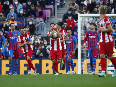 Luis Suárez oslavuje so spoluhráčmi druhý gól Atlética