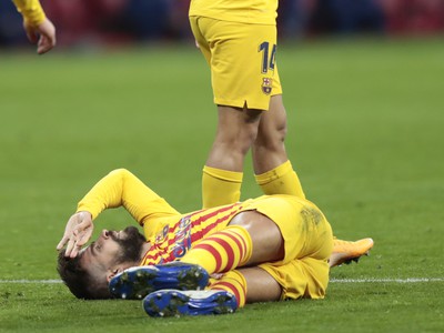 Zranený Gerard Piqué na trávniku a Coutinho