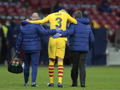 Zranený Gerard Piqué opúšťa hraciu plochu