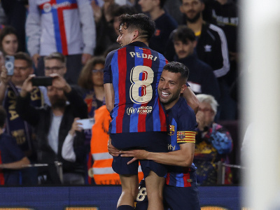 Gólový hrdina Jordi Alba a Pedri oslavujú víťazný gól Barcelony