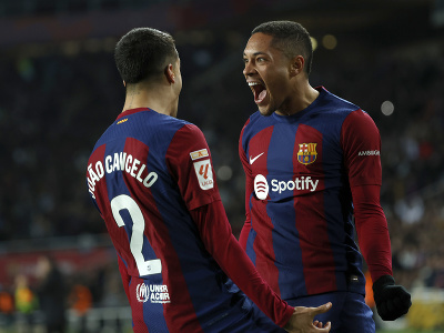 Vitor Roque a Joao Cancelo oslavujú víťazný gól Barcelony