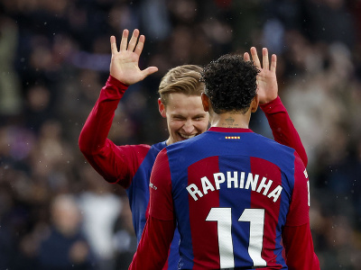 Frenkie de Jong a Raphinha oslavujú gól Barcelony