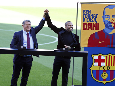 Dani Alves a prezident FC Barcelona Joan Laporta
