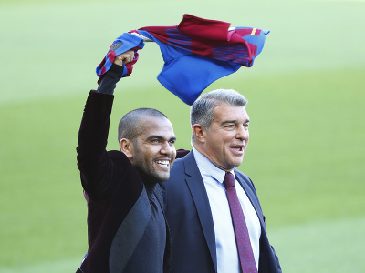 Dani Alves a prezident FC Barcelona Joan Laporta