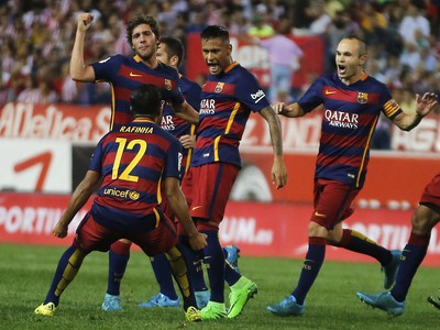 Neymar so spoluhráčmi oslavuje svoj nádherný gól z priameho kopu