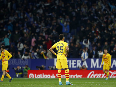 Frustrovaný Pierre-Emerick Aubameyang a hráči Barcelony po góle Espanyolu