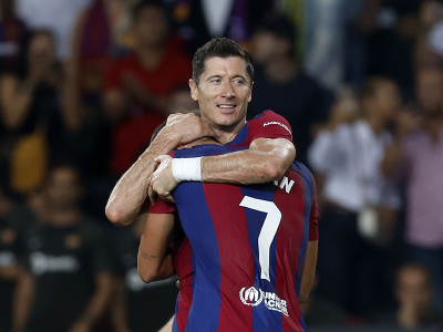 Robert Lewandowski a Ferran Torres oslavujú gól Barcelony