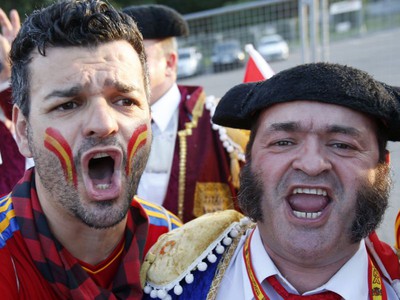 Španielsky a francúzsky fanúšikovia pred vzájomným zápasom