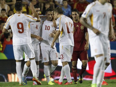 Macedónski futbalisti oslavujú gól do siete Španielska