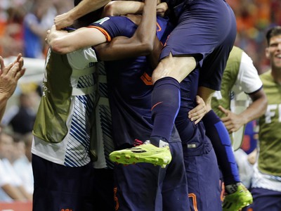 Radosť po Robbenovom góle v zápase Holandsko - Španielsko (5:1)