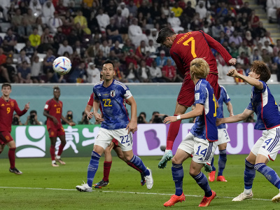 Španielsky futbalista Álvaro Morata dáva hlavičkou úvodný gól