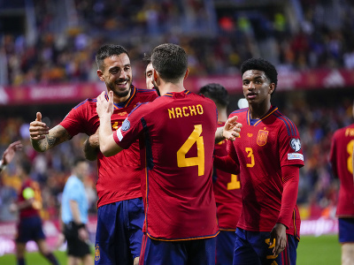 Španielsky futbalista Joselu (vľavo) sa teší z gólu so spoluhráčmi