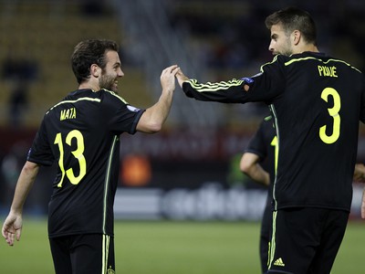 Juan Mata a Gerard Piqué oslavujú gól Španielska