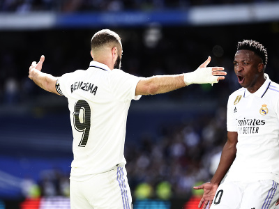 Karim Benzema a Vinícius oslavujú gól Realu