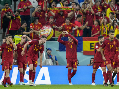 Ferran Torres a jeho spoluhráči oslavujú gól
